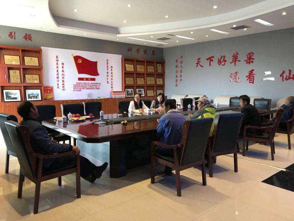 与贫困户座谈