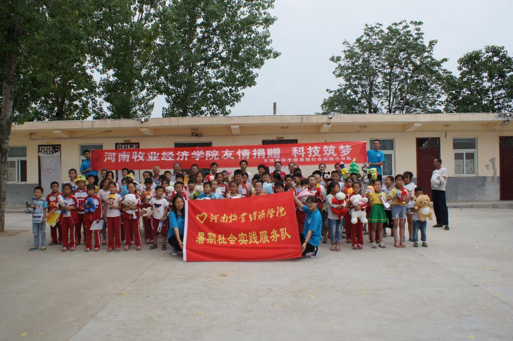 为桂花小学捐赠毛绒玩具和儿童读物