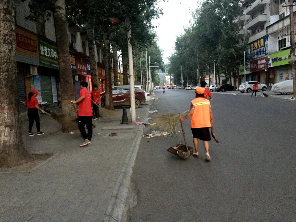 帮助环卫工人清扫街道